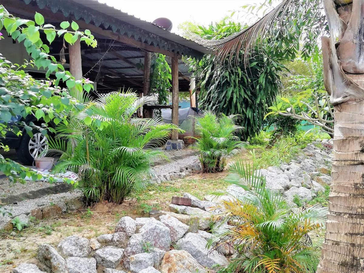 Sabandy Guesthouse Kuah Exterior foto